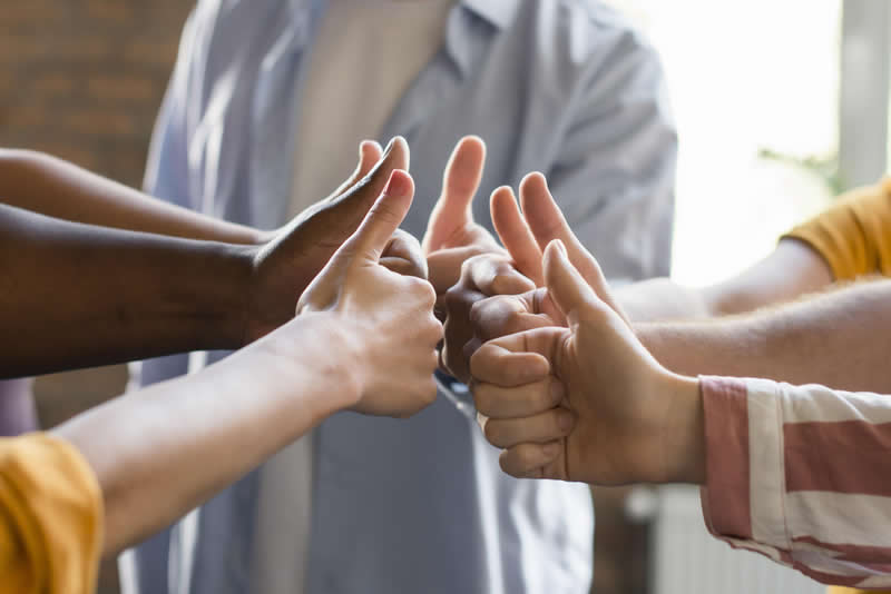 grupo-amigos-reunidos